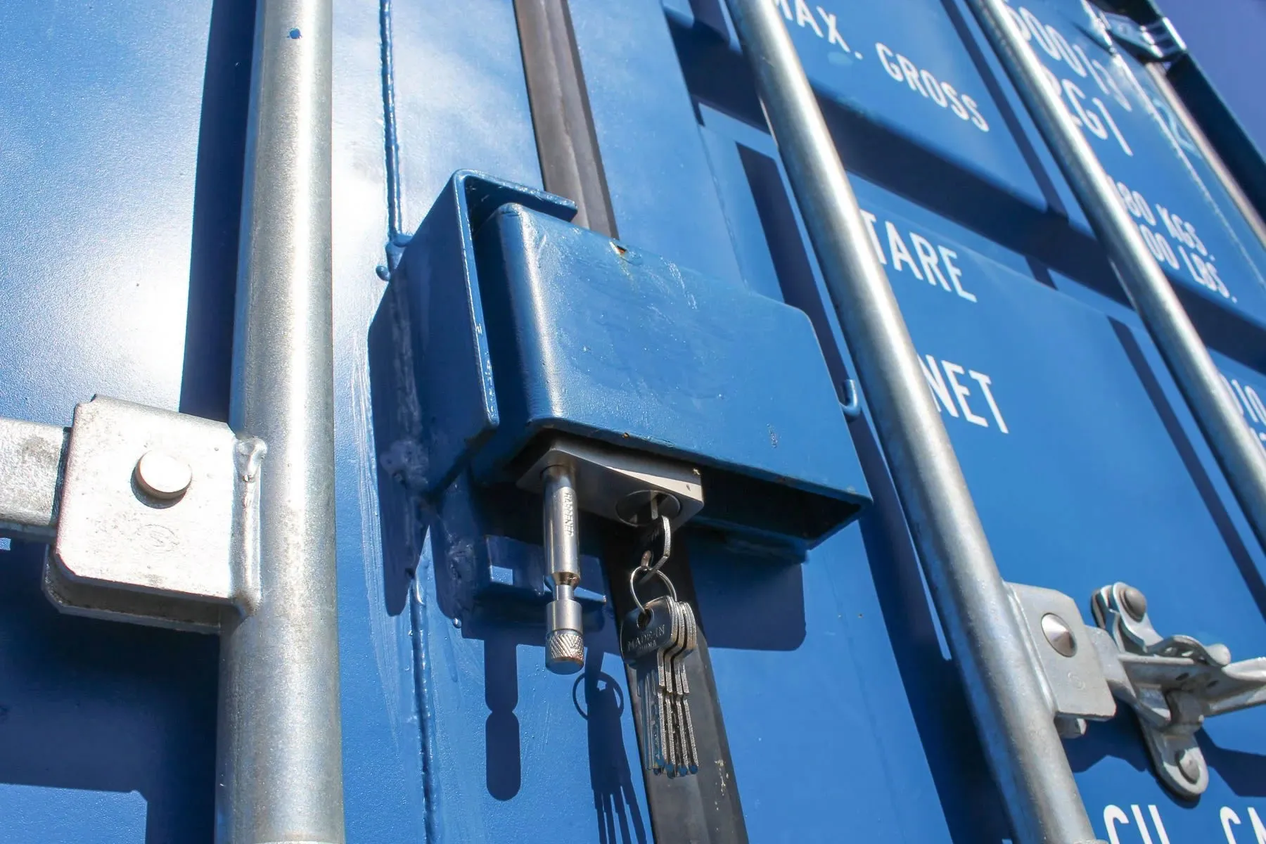 Candado de seguridad en contenedor marítimo de kubox24 El Puerto de Santa María
